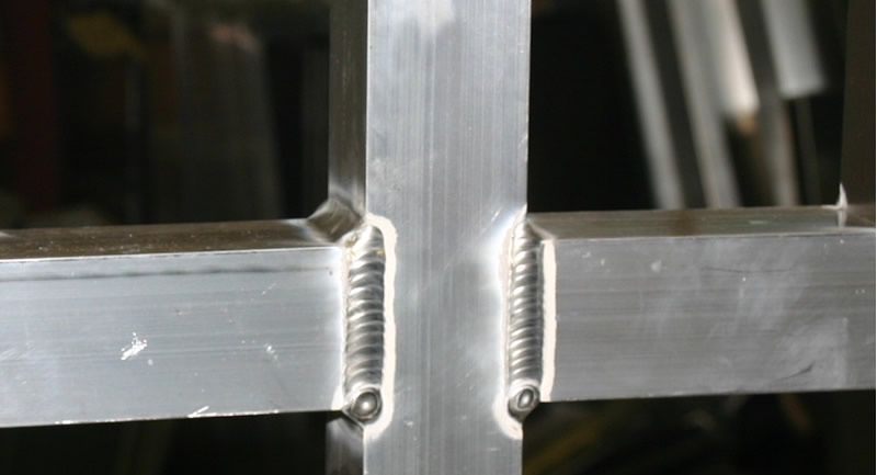 Abgeschlossene Arbeiten am Aluminium-Geländer